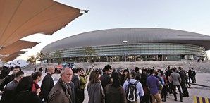 Antes da abertura de portas do Altice Arena foram muitos os que fizeram fila para entrar na conferência. O evento só arrancou às 18h00  