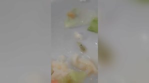 Aluna filma lagarta viva em salada da cantina