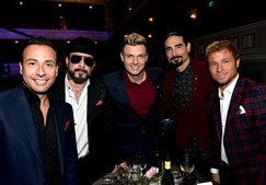  Nick Carter (ao centro) com os Backstreet Boys em 2017
