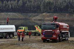 Os últimos dias têm sido de corrida contra o tempo no Centro: bombeiros recolhem água na Aguieira