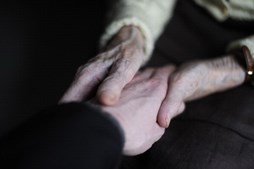 Alzheimer Portugal lança campanha para aumentar compreensão sobre a demência