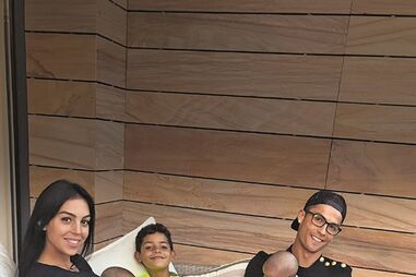 Georgina Rodríguez  mostra-se feliz ao lado de CR7 e dos seus três filhos, Cristianinho, Eva e Mateo  