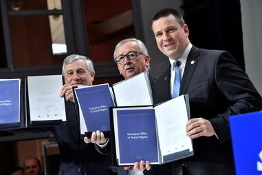 Antonio Tajani, Junker e Juri Ratas com o documento do Pilar Europeu dos Direitos Sociais