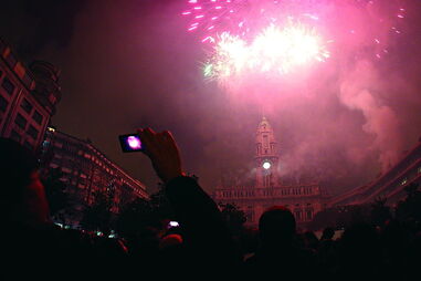 Espetáculo de fogo de artifício e música, na Passagem do Ano, será lançado da Câmara do Porto durante 15 minutos   