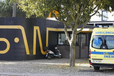 INEM foi acionado pelos responsáveis da escola, tendo a criança sido levada de ambulância, com a mãe, para fazer exames no Hospital Dona Estefânia  