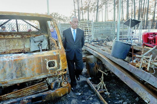 Presidente da República numa visita a uma fábrica de Mira destruída  