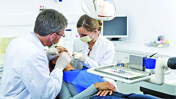 Entidade Reguladora da Saúde encerra clínica onde médico dentista exercia psicologia
