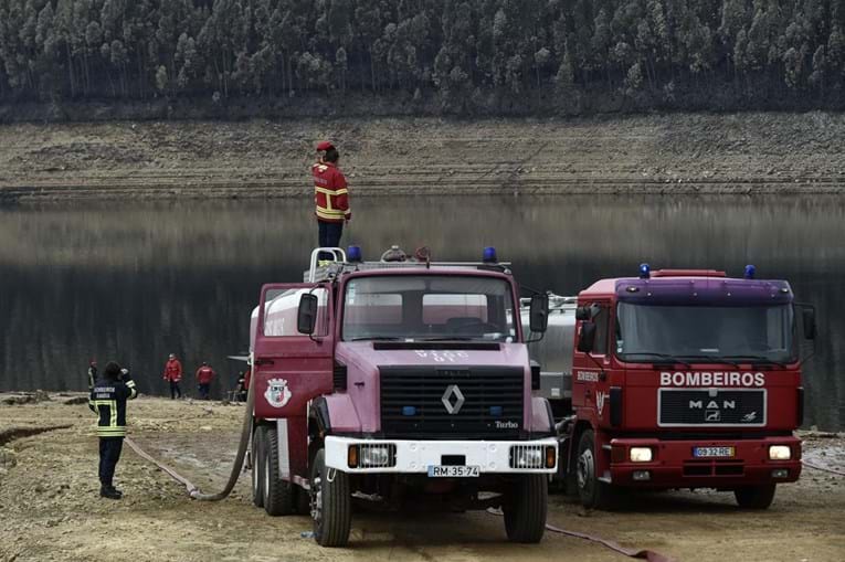 Os últimos dias têm sido de corrida contra o tempo no Centro: bombeiros recolhem água na Aguieira