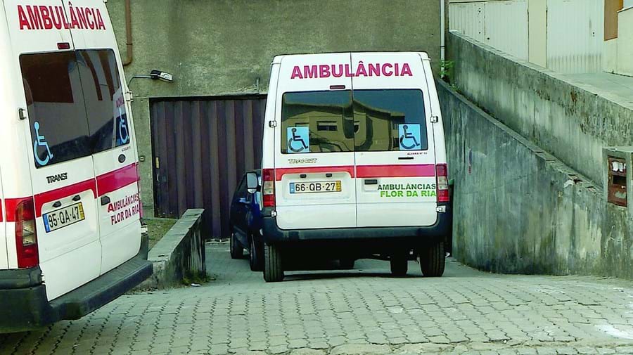 Ambulâncias transportam doentes em Aveiro e no Porto
