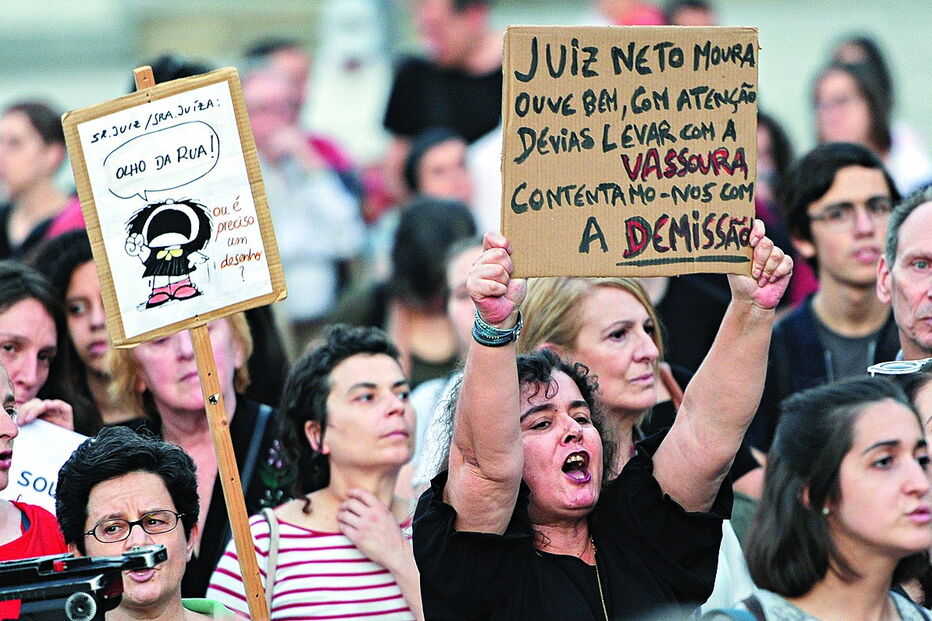 Manifestação juntou centenas de cidadãos à porta do Tribunal da Relação do Porto, na passada sexta-feira