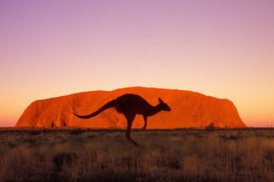 Monólito vermelho Uluru é um lugar sagrado aborígene situado no deserto do centro da Austrália