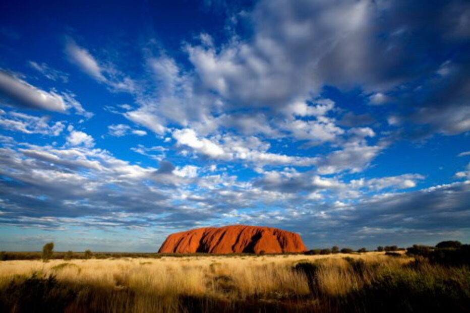 Monólito vermelho Uluru é um lugar sagrado aborígene situado no deserto do centro da Austrália