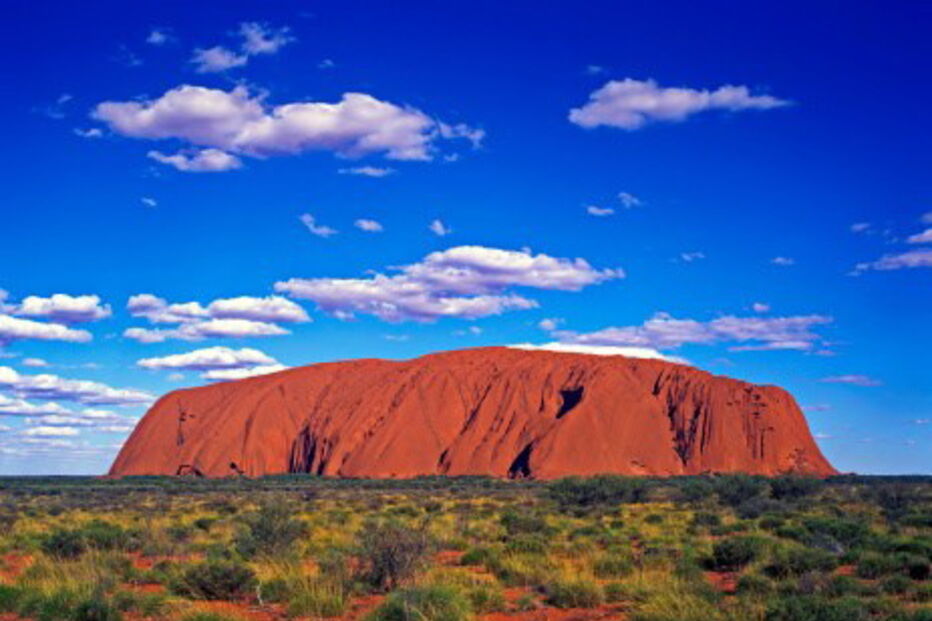 Monólito vermelho Uluru é um lugar sagrado aborígene situado no deserto do centro da Austrália