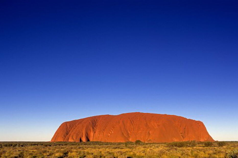 Monólito vermelho Uluru é um lugar sagrado aborígene situado no deserto do centro da Austrália