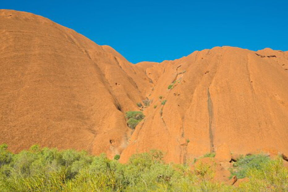 Monólito vermelho Uluru é um lugar sagrado aborígene situado no deserto do centro da Austrália