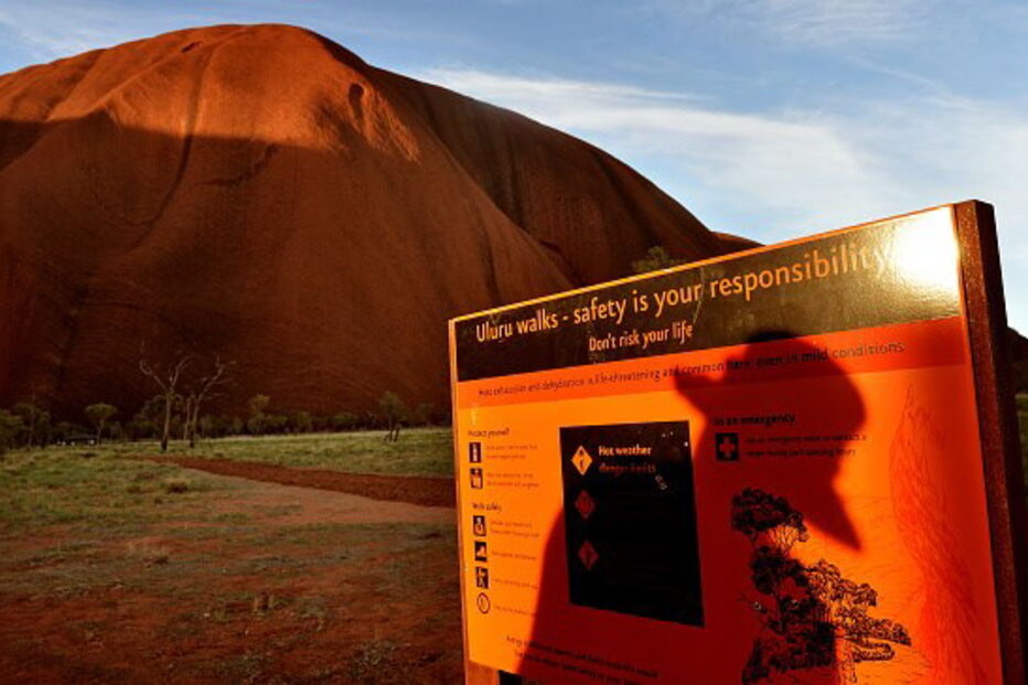 Monólito vermelho Uluru é um lugar sagrado aborígene situado no deserto do centro da Austrália