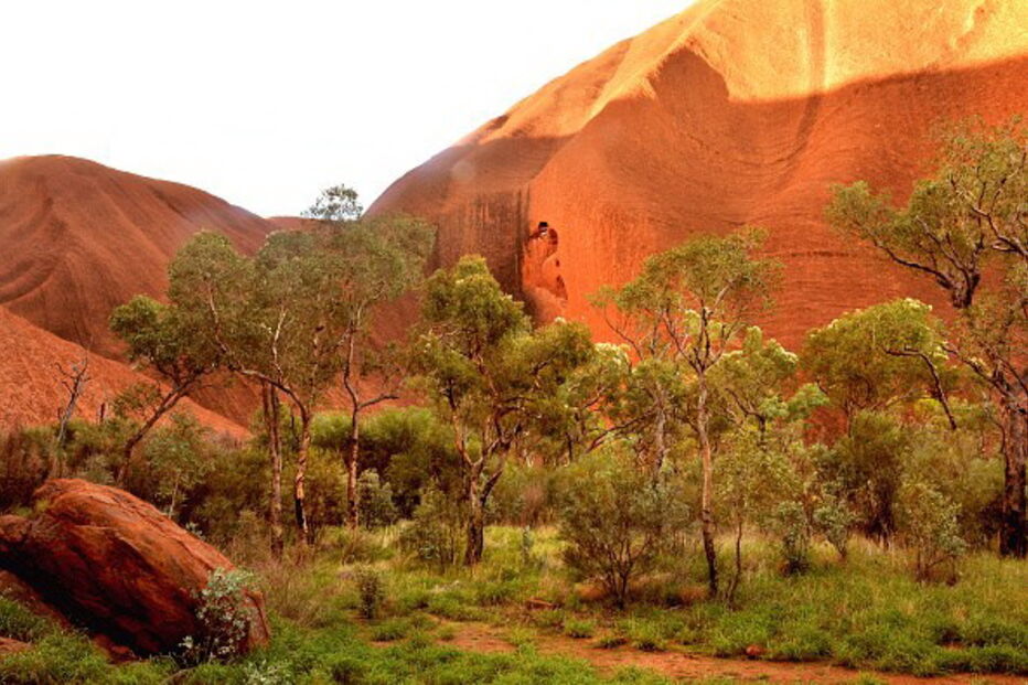Monólito vermelho Uluru é um lugar sagrado aborígene situado no deserto do centro da Austrália