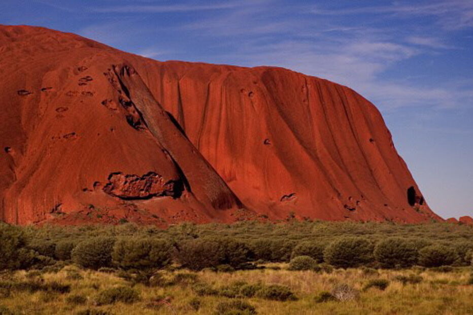 Monólito vermelho Uluru é um lugar sagrado aborígene situado no deserto do centro da Austrália