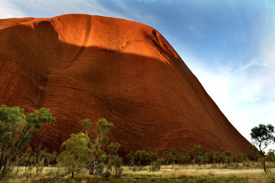 Monólito vermelho Uluru é um lugar sagrado aborígene situado no deserto do centro da Austrália