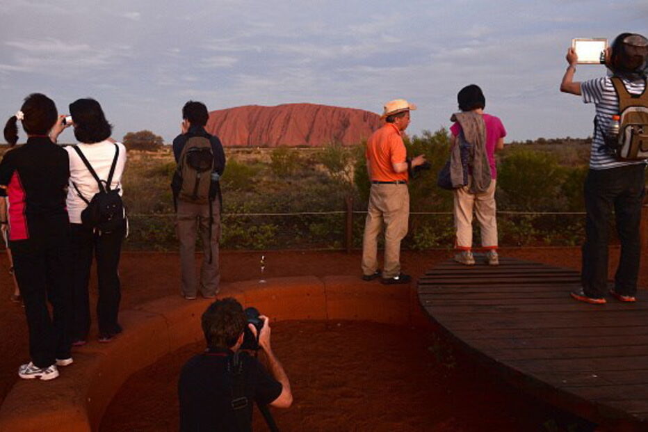 Monólito vermelho Uluru é um lugar sagrado aborígene situado no deserto do centro da Austrália