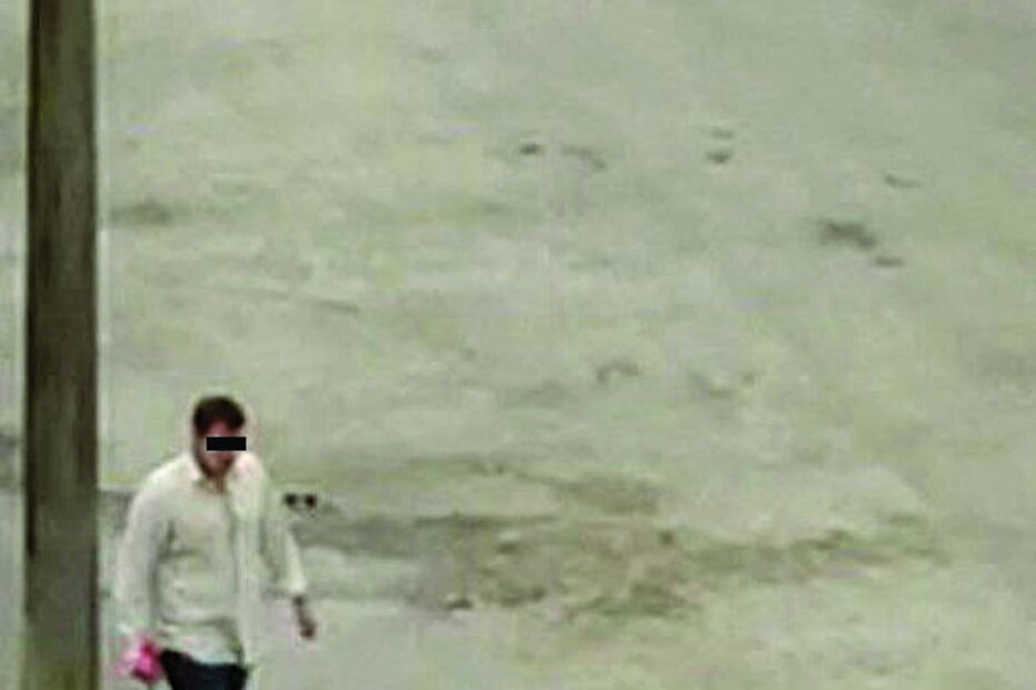 Irmãos com cadastro foram filmados por moradores a pontapearem na cabeça e no tronco um jovem de 24 anos, que não reage. Vítima ficou em estado grave    