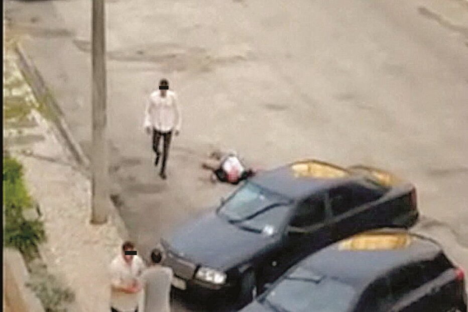 Irmãos com cadastro foram filmados por moradores a pontapearem na cabeça e no tronco um jovem de 24 anos, que não reage. Vítima ficou em estado grave    