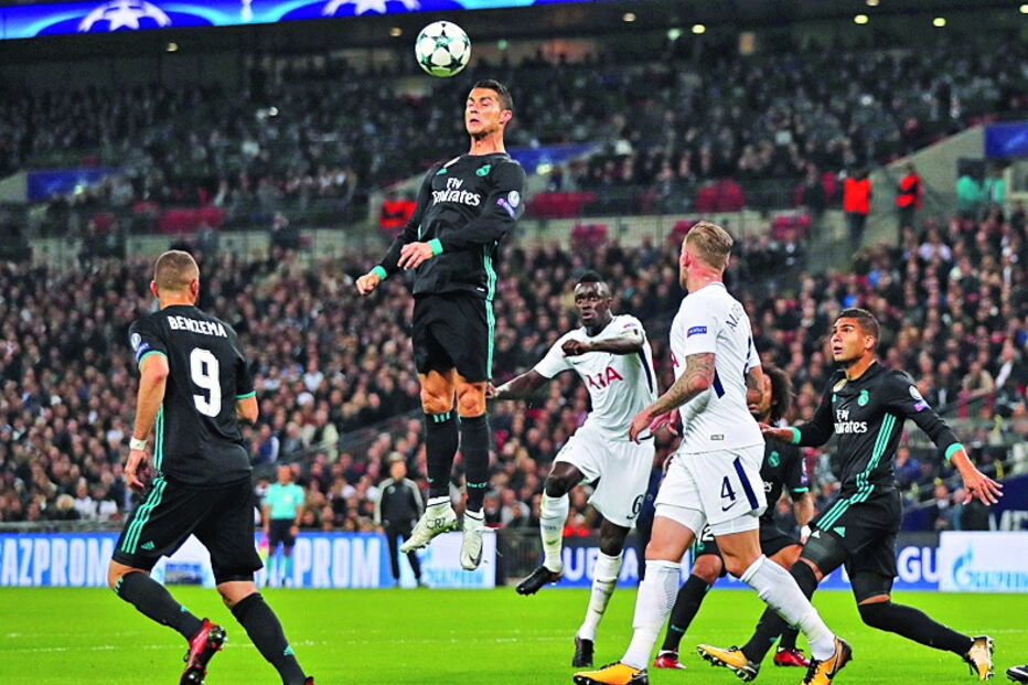 Cristiano Ronaldo ganha lance nas alturas. Mas perdeu o jogo
