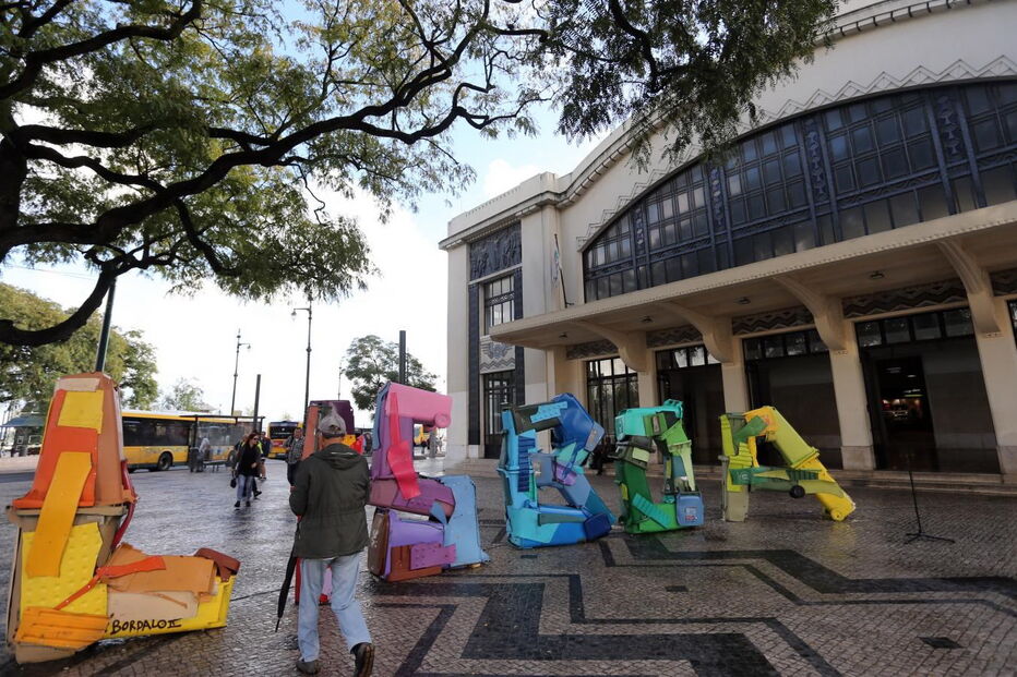 Caixotes de lixo são arte em Lisboa