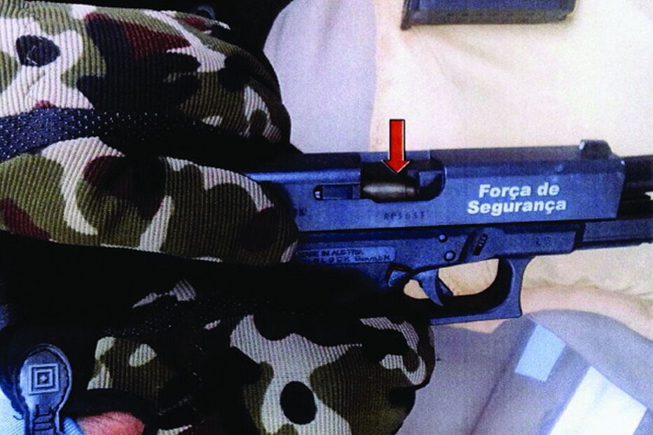  Arma da GNR usada para matar Liliane e o marido foi de imediato recuperada. Era uma glock nove milímetros. A arma usada para matar Caetano apareceu já depois da acusação ser deduzida