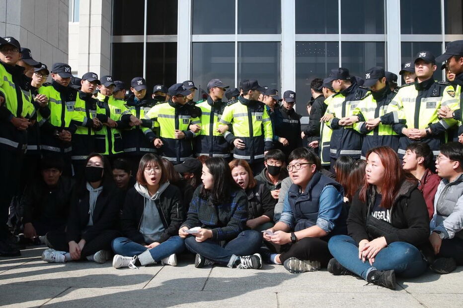Manifestações contra visita de Trump à Coreia do Sul