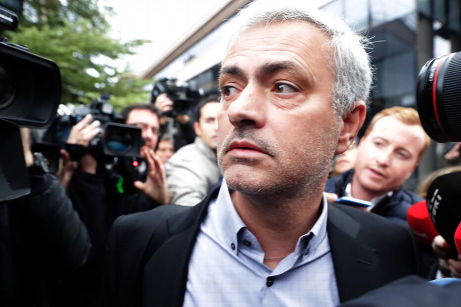 Mourinho à saída da audição num tribunal de Madrid