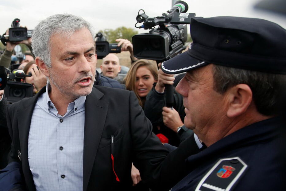 Mourinho à saída da audição num tribunal de Madrid