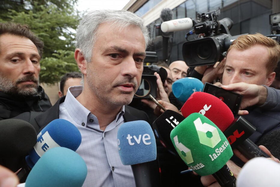 Mourinho à saída da audição num tribunal de Madrid