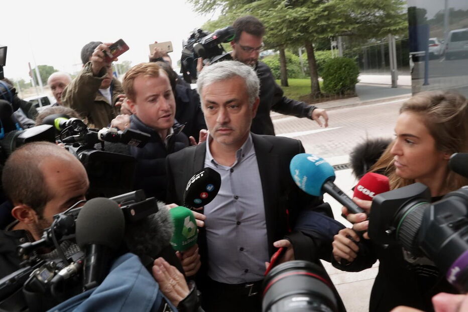 Mourinho à saída da audição num tribunal de Madrid