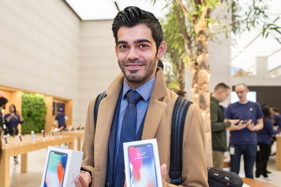 2017-11-03_15_56.03 iphonex_launch_regent_street_london_holding_product_20171102.jpg