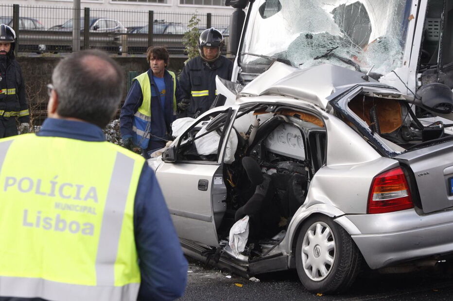 Acidente aconteceu pelas 07h00 junto à estação de comboios de Alcântara-Mar 