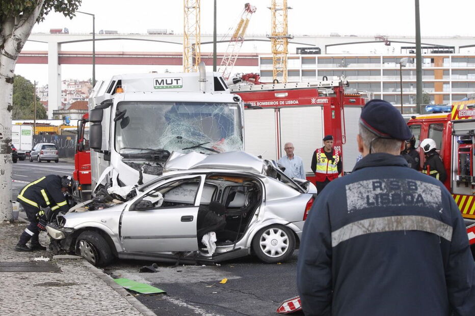Acidente aconteceu pelas 07h00 junto à estação de comboios de Alcântara-Mar 