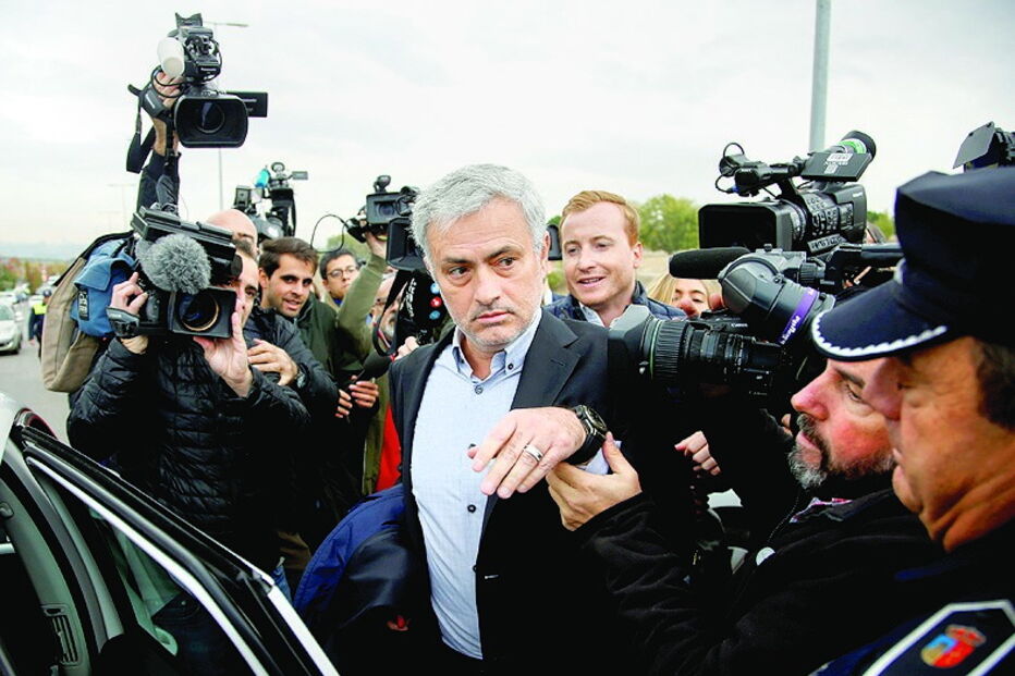  José Mourinho ‘engolido’ pelos jornalistas à saída do tribunal, em Espanha