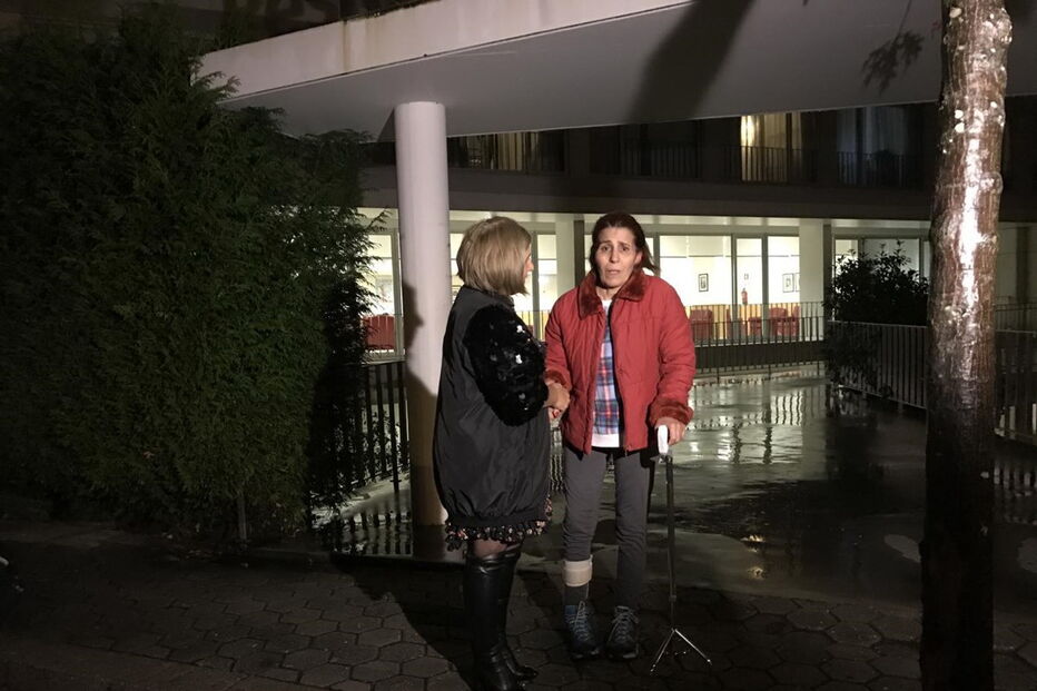 Lídia da Conceição (à direita) recebeu, ontem, a visita da irmã Dulce no centro de reabilitação. Vítima não anda sozinha e tem muita dificuldade em falar