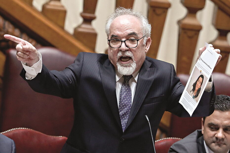 Ministro Vieira da Silva apontou o dedo à bancada do CDS-PP e à deputada Cecília Meireles, que o acusou de “desonestidade”    