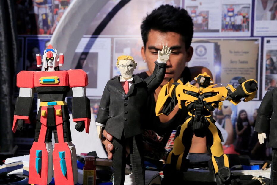 Elmer Padilla criou boneco de Trump feito de restos de sandálias