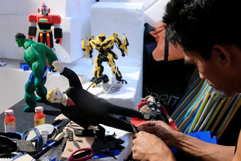 Elmer Padilla criou boneco de Trump feito de restos de sandálias