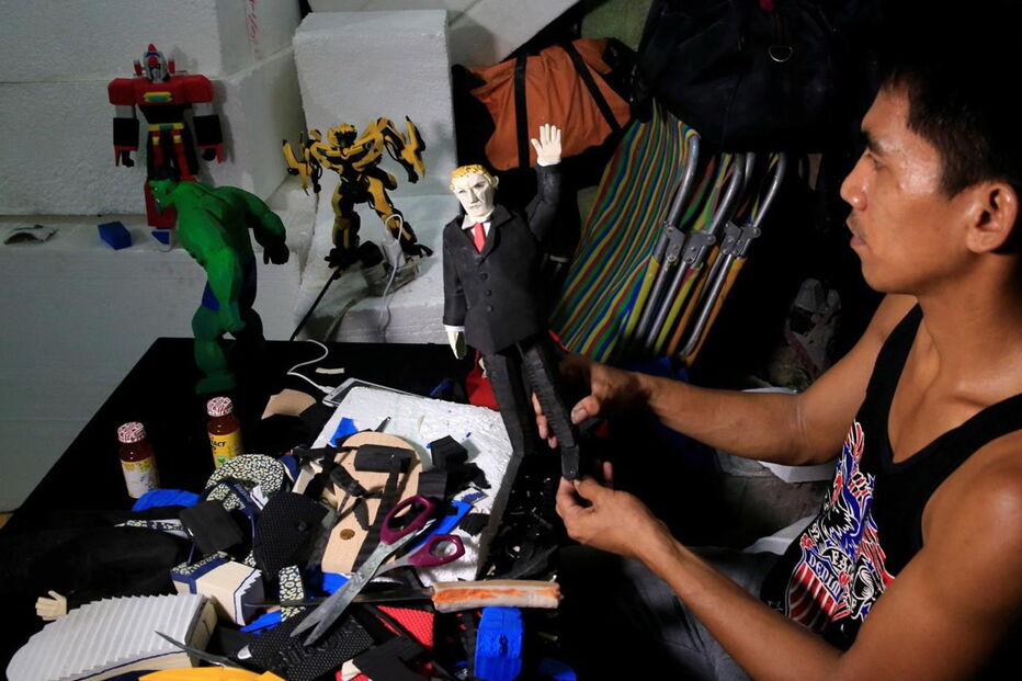 Elmer Padilla criou boneco de Trump feito de restos de sandálias