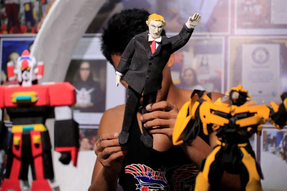 Elmer Padilla criou boneco de Trump feito de restos de sandálias