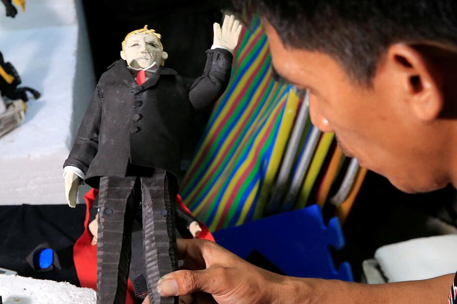 Elmer Padilla criou boneco de Trump feito de restos de sandálias