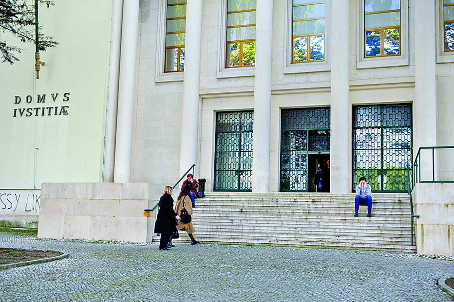 Carmelinda Cardoso Pinto, julgamento, condenação, burlona, advogada, ordem