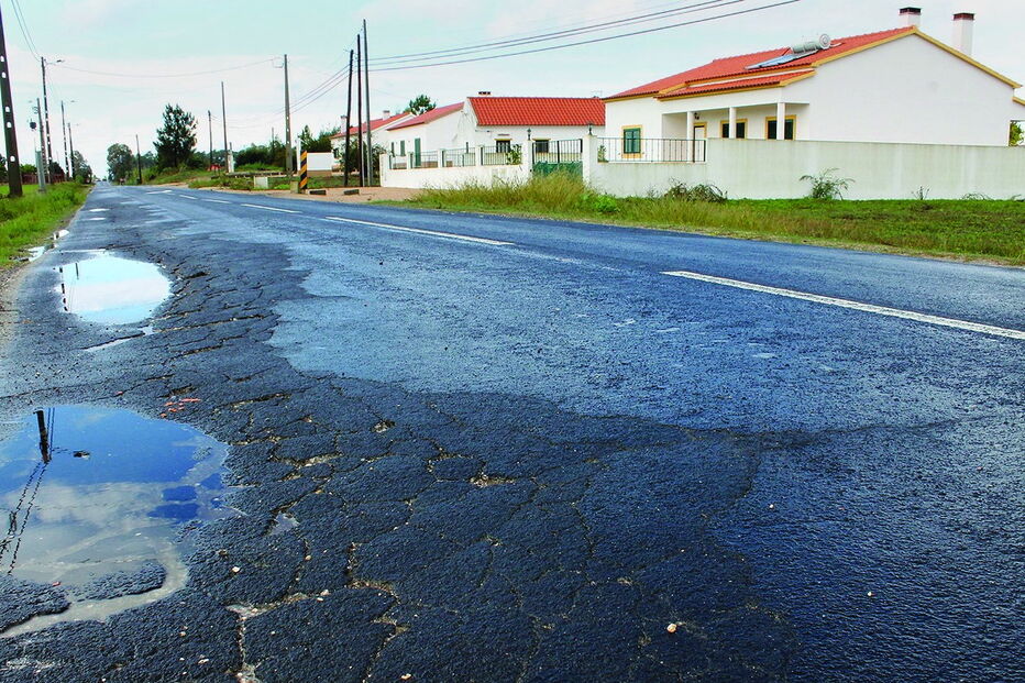 Rede viária com sinais visíveis de degradação revolta autarcas e moradores no concelho de Salvaterra de Magos