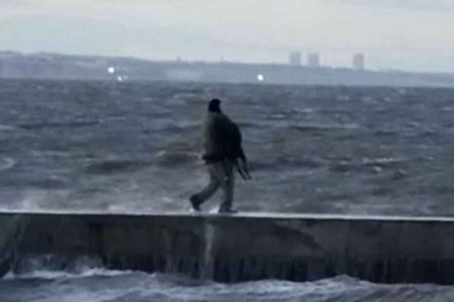 Homens atiram cães para mar gelado 