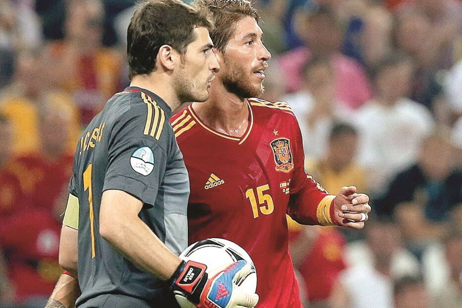 Iker Casillas e Sergio Ramos durante um jogo da seleção espanhola