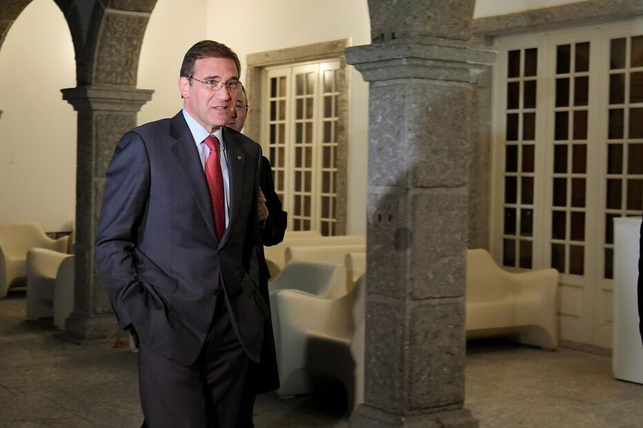 Passos Coelho à chegada à reunião do Partido Popular Europeu, em Braga